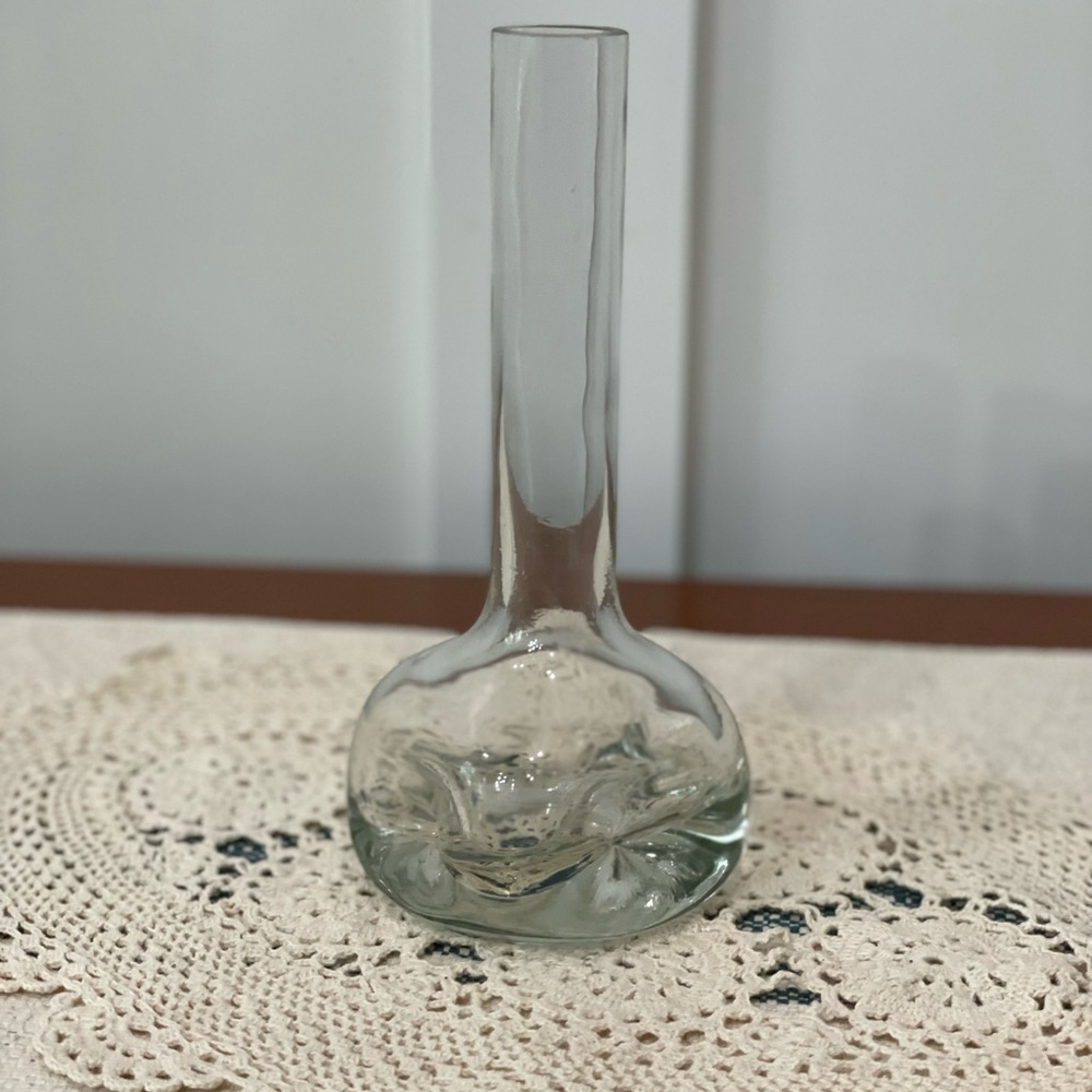 Beautiful glass bud vase.